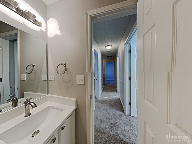 Building Photo - 2608 Misty Cove Pl NE