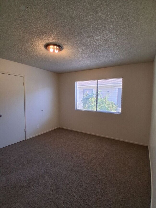 Building Photo - 2306 N Fruit Ave
