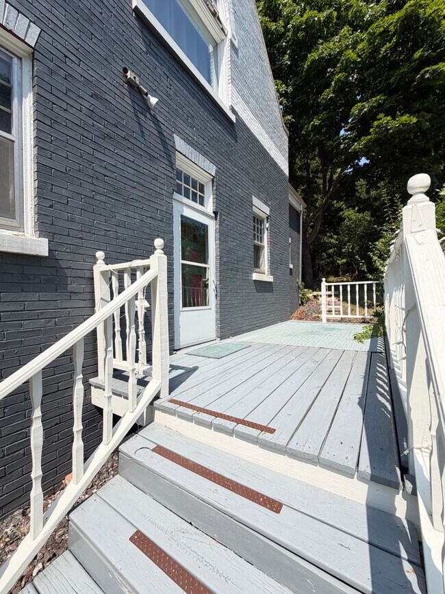 Building Photo - 2307 1/2 E Superior St
