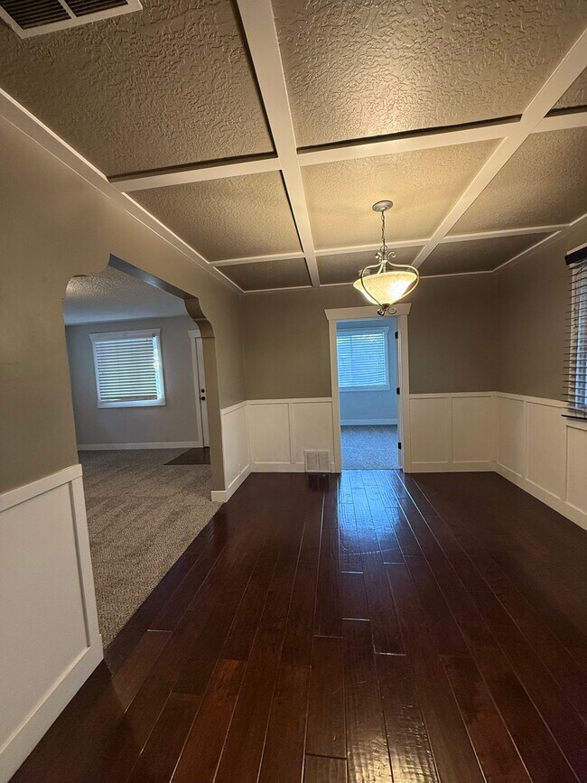 Building Photo - 807 S McClelland St