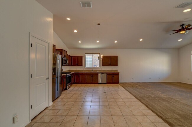 Building Photo - Move in special! 1/2 month off ($1100) you...