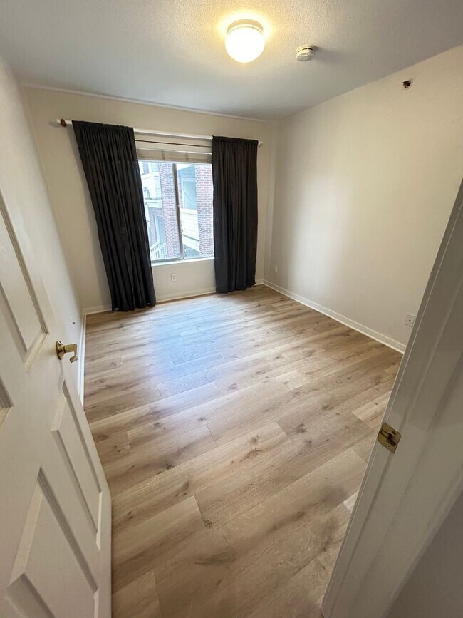 Building Photo - 2-Bedroom Westwood Condo with a Spacious L...