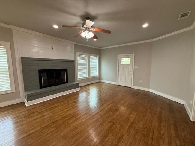 Building Photo - Beautiful 3/2 in Speegleville