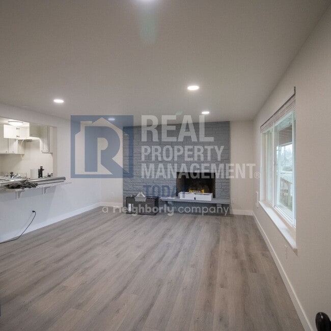 Building Photo - Newly Remodeled Duplex In Tacoma!