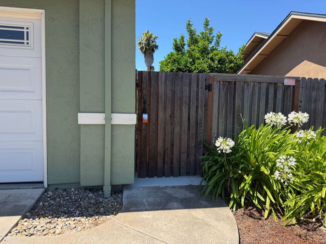 Building Photo - Nicely remodeled 1 bedroom Suite, All utilities paid + WiFi