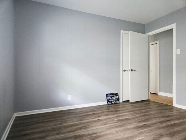 Building Photo - 3/2/2 in Quiet Sherman Neighborhood Near F...