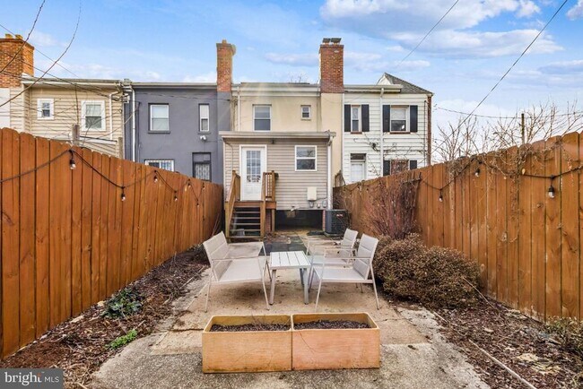 Building Photo - 3318 Blaine St NE