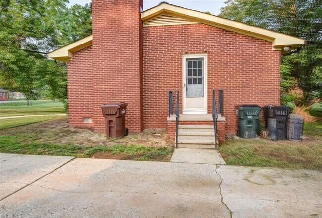 Building Photo - 318 Collinwood Dr