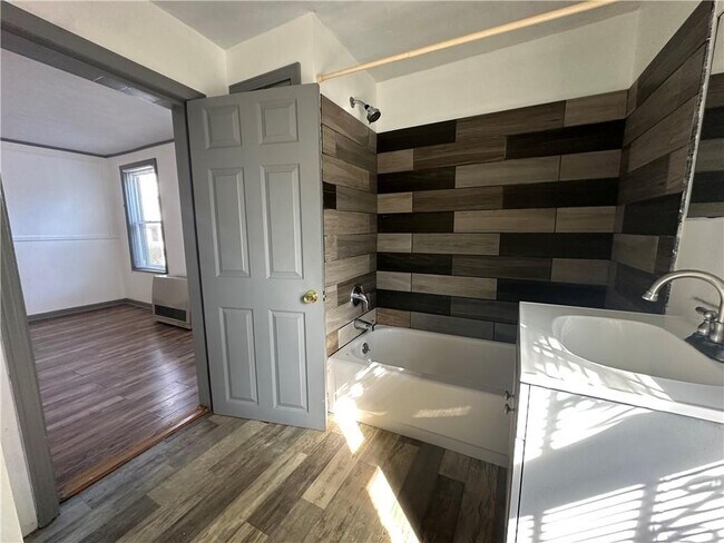 Building Photo - 24 Vale St