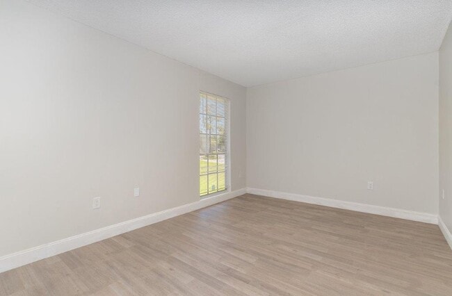 Building Photo - Lovely 2 Bedroom Condo Now Available - Pine Shadows Close to Valencia