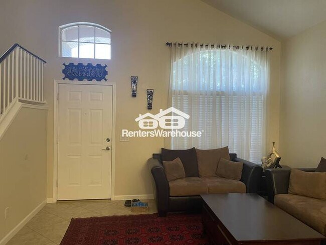 Building Photo - Hillcrest Beauty 4bed 3bath P00L Grass Bac...