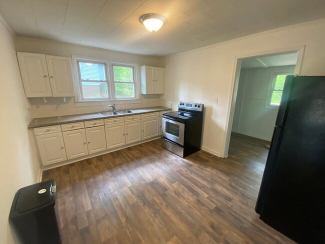 Building Photo - Belmont Bungalow  close to everything