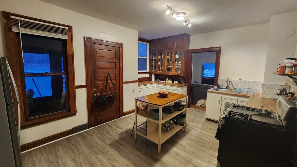 Building Photo - 912 4th St NE