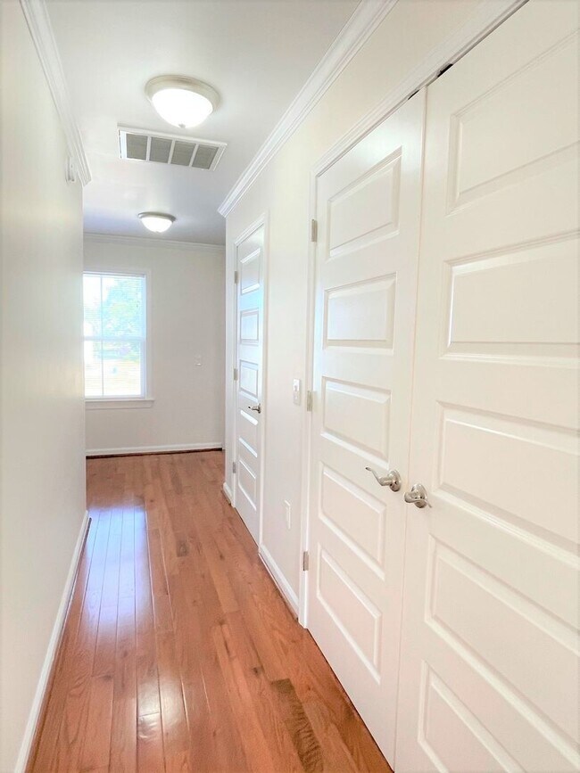 Building Photo - Maple Lane Home with 2 Master Suites!