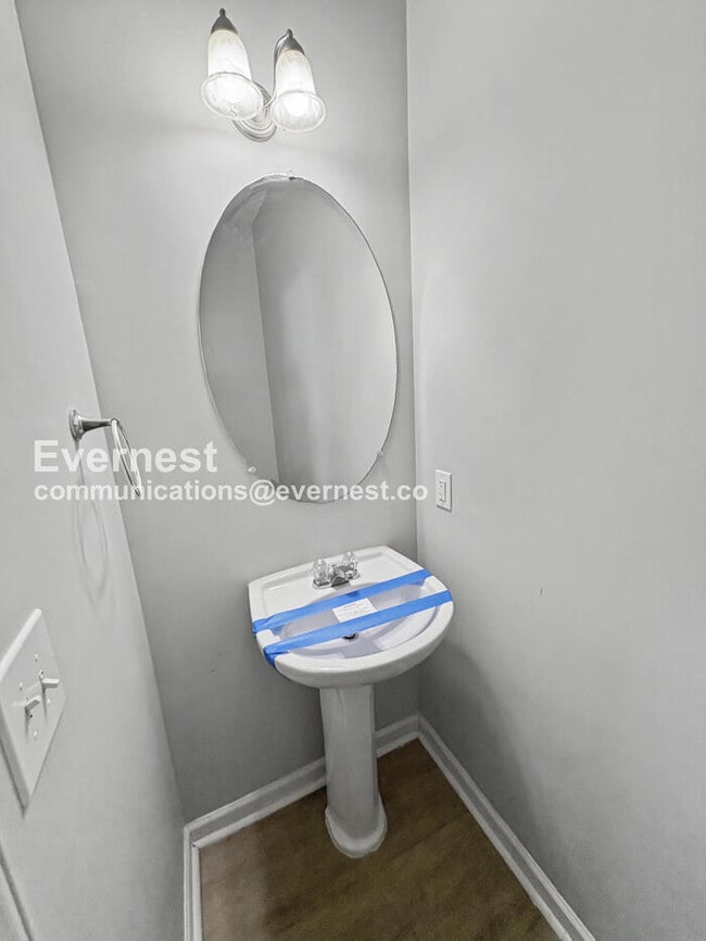 Building Photo - 3 Bed, 2 Bath Home with Off-Street Parking / Pet-Friendly / Available Now!