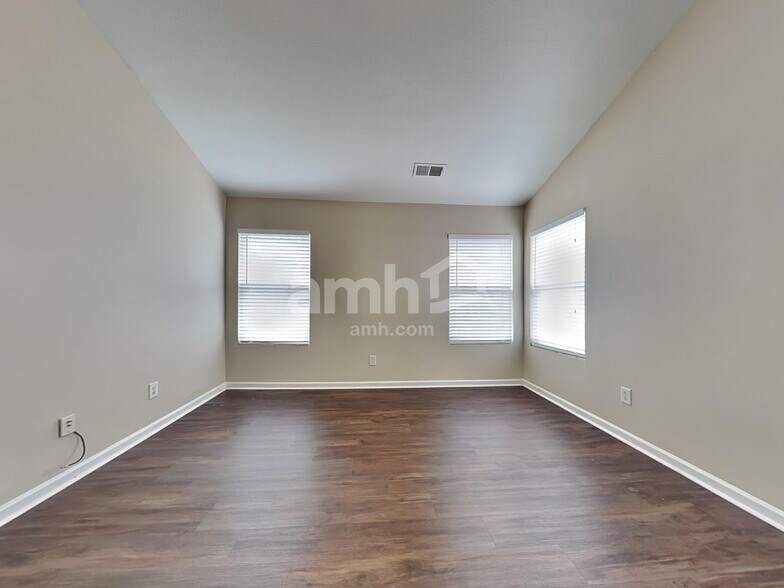 Building Photo - 2021 Moss Creek Dr