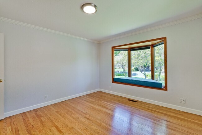 Building Photo - Excellent 3 Bedroom 2 Bath In A Great Neig...