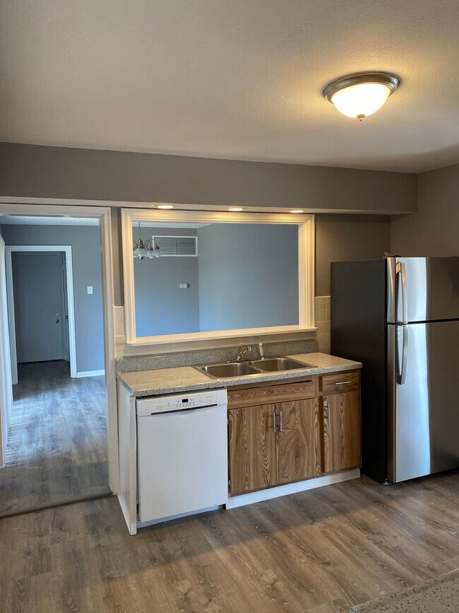 Building Photo - COMING SOON! 3B 1b Florissant Home For Rent