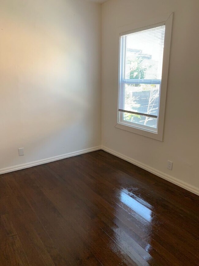 Building Photo - Beautful Duplex
