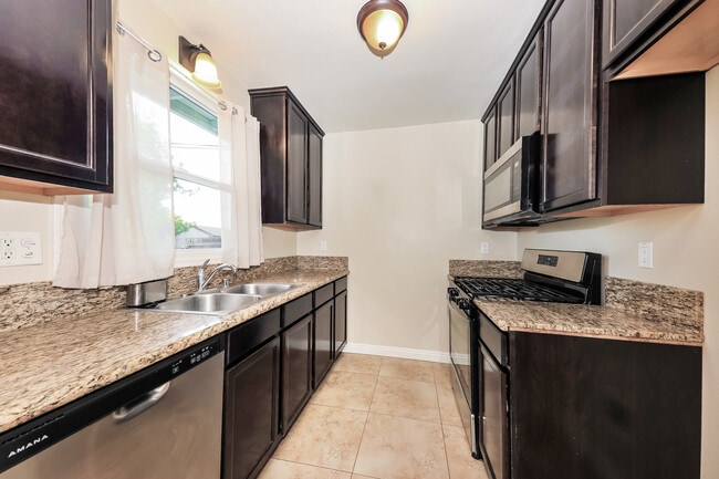 Building Photo - 4765 Sunnyside Dr