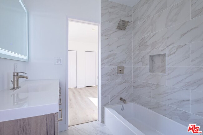 Building Photo - 823 S Detroit St