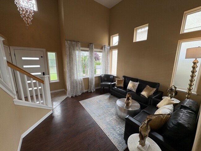 Building Photo - Beautiful 3 Bedroom 2.5 Bath Brentwood Home With SOLAR