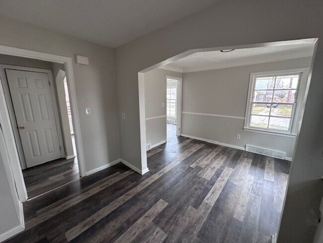 Building Photo - 4bed 1 bath eastside Detroit with Garage and basement recently renovated!