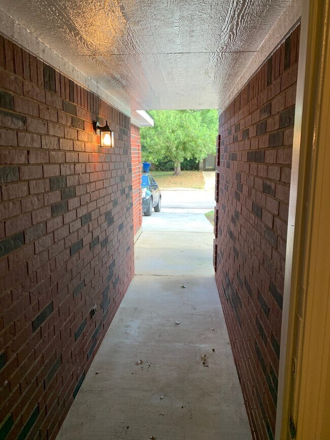 Building Photo - Beautifully remodeled 3/2