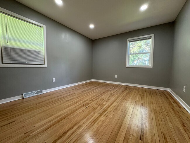 Building Photo - Stunning 5 Bedroom 2 Bathroom Home + Den i...