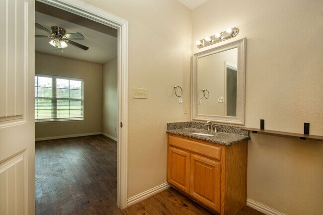 Building Photo - House for Lease in Denison