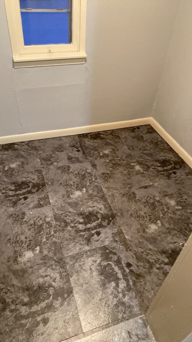 Building Photo - 947 Center Point Rd NE