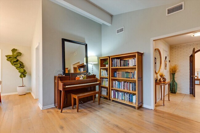 Building Photo - Mid-Century Home in Killearn Estates