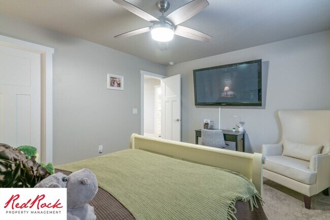 Building Photo - Beautiful townhome in desirable neighborho...