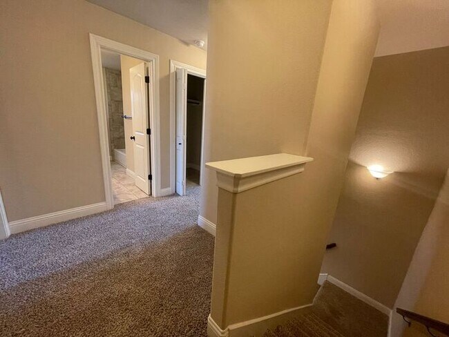 Building Photo - Beautiful Benbrook 3B/2.5B Townhome ((Stai...