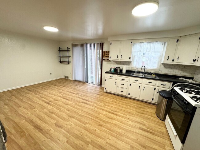 Building Photo - Spacious 3 Bedroom Home in Monroeville