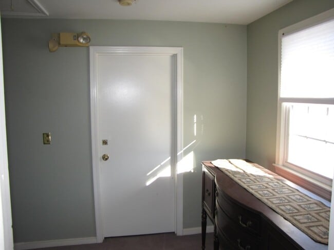 Building Photo - 1100 Valley St