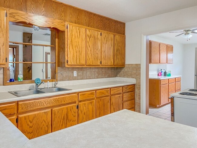 Building Photo - Spacious 3 Bedroom 2 Bath Home on Corner Lot
