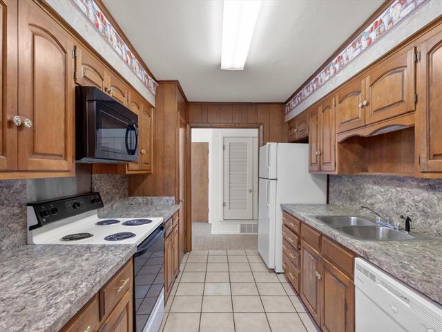 Building Photo - 4804 South Dr