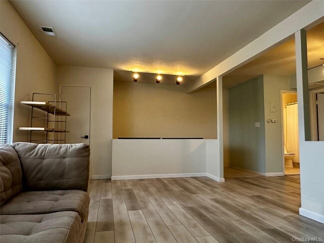 Building Photo - 10 Bailey Ct