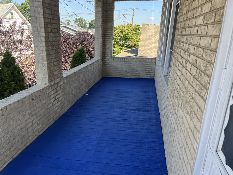 Building Photo - 247 Elm St