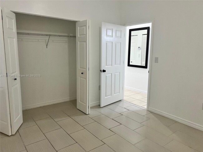 Building Photo - 4285 NE 10th Ct