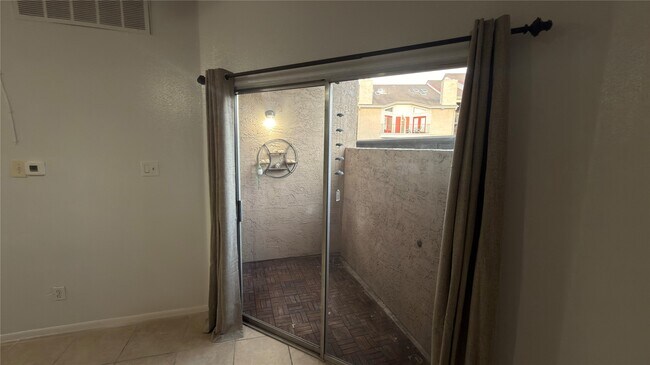 Building Photo - 10855 Meadowglen Ln