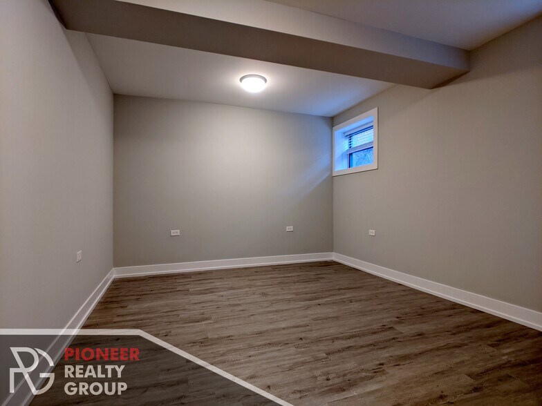 Building Photo - 812 W Waveland Ave