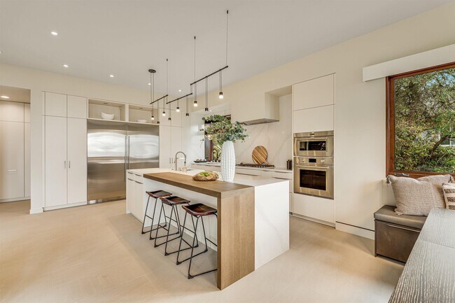 Building Photo - 8070 La Jolla Scenic Dr N