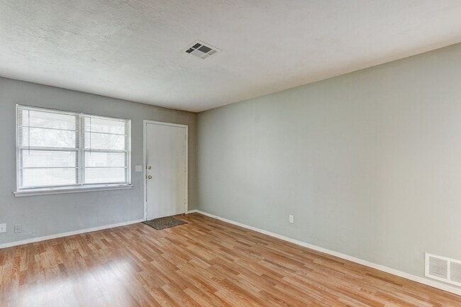 Building Photo - 347 W Cedar Dr
