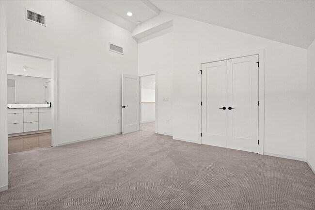 Building Photo - Beautiful 2-Bed/2.5 Bath Townhome in Downt...