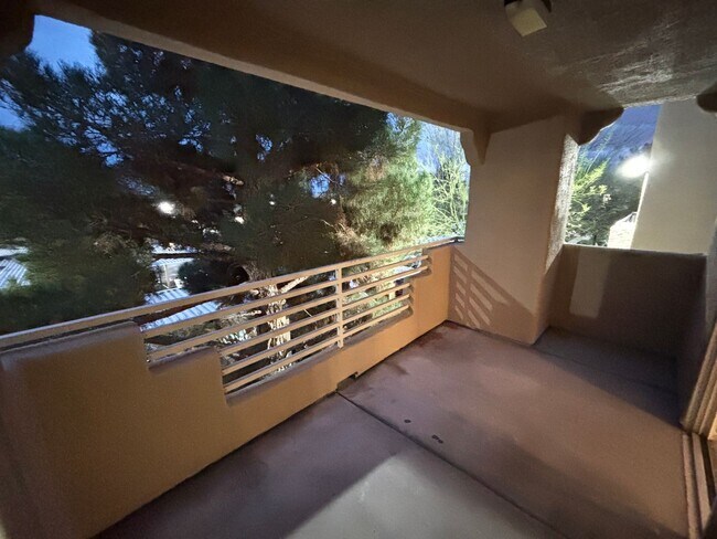 Building Photo - Spacious 1BED/1BATH 2nd floor Condo in La Posada at Summerlin.