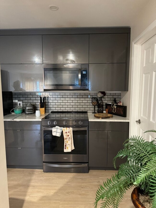 Building Photo - 1 Bedroom just minutes to DH