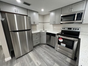 Building Photo - Annual** 55+ Years Old Required ** Recently Renovated ** 1 Bedroom / 1 Bath - Cambridge House - $...