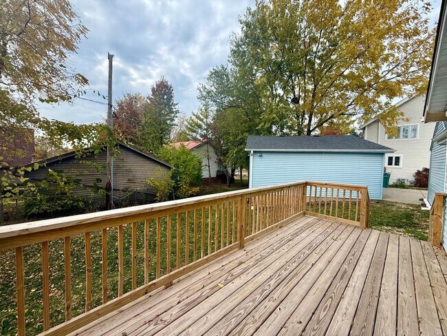 Building Photo - 15136 S James St